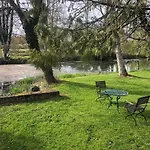 Le Domaine Du Moulin Foulon 3* Essay