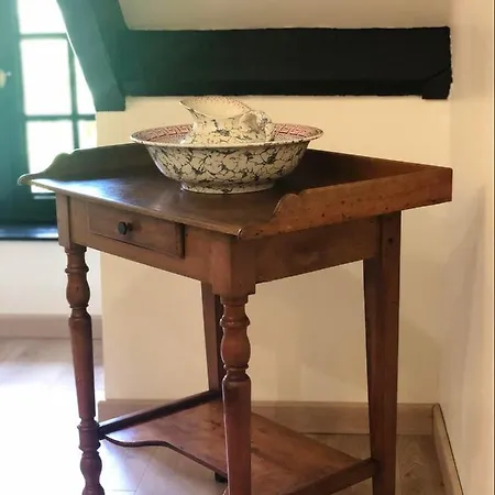 Le Domaine Du Moulin Foulon Guest house Essay