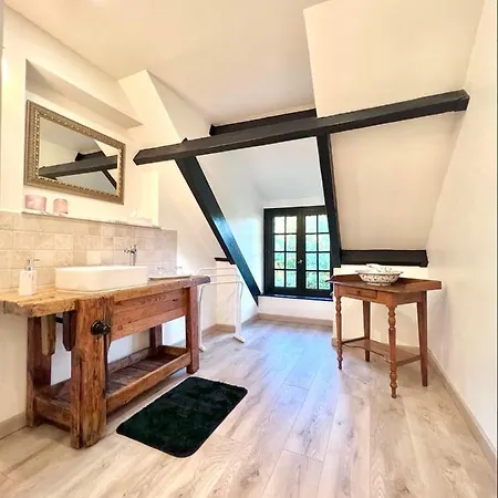 Le Domaine Du Moulin Foulon Guest house Essay