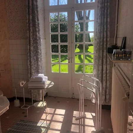 Le Domaine Du Moulin Foulon Guest house Essay