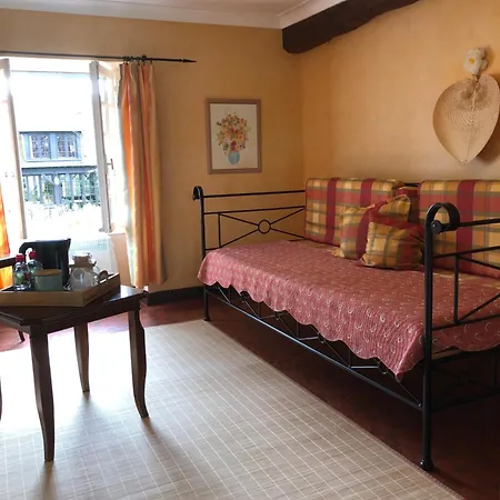 Le Domaine Du Moulin Foulon Guest house Essay