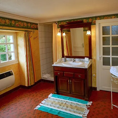 Le Domaine Du Moulin Foulon * Essay