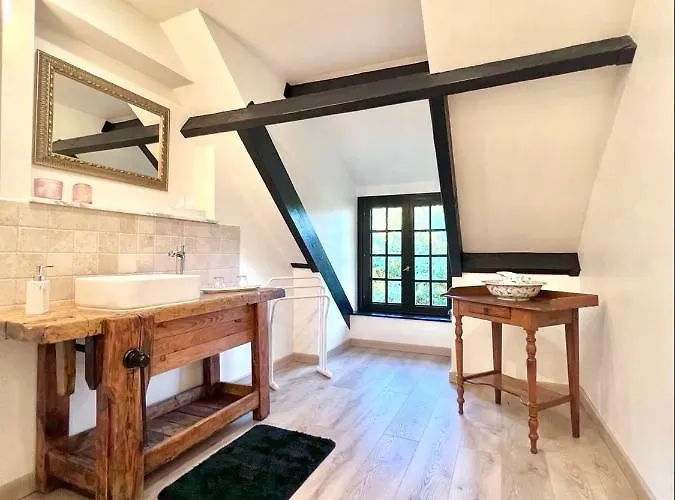 Le Domaine Du Moulin Foulon Casa de hóspedes Essay