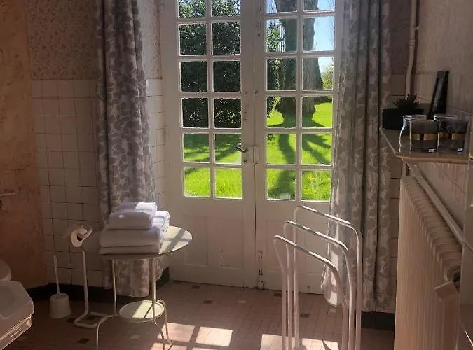 Le Domaine Du Moulin Foulon Casa de hóspedes Essay