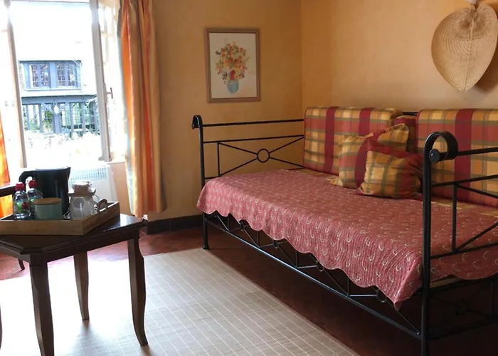 Le Domaine Du Moulin Foulon Casa de hóspedes Essay