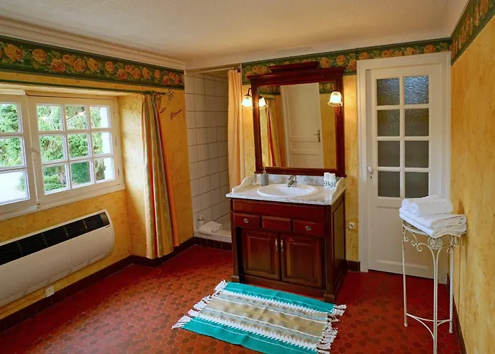 Le Domaine Du Moulin Foulon 3* Essay